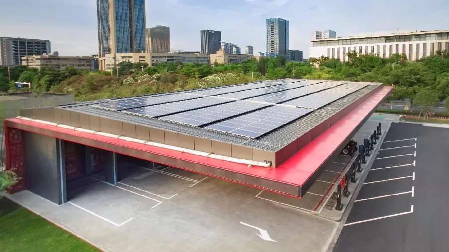 Fotovoltaico integrato, accumulo e ricarica: una soluzione energetica intelligente per affrontare le sfide della ricarica nell'era dei veicoli elettrici