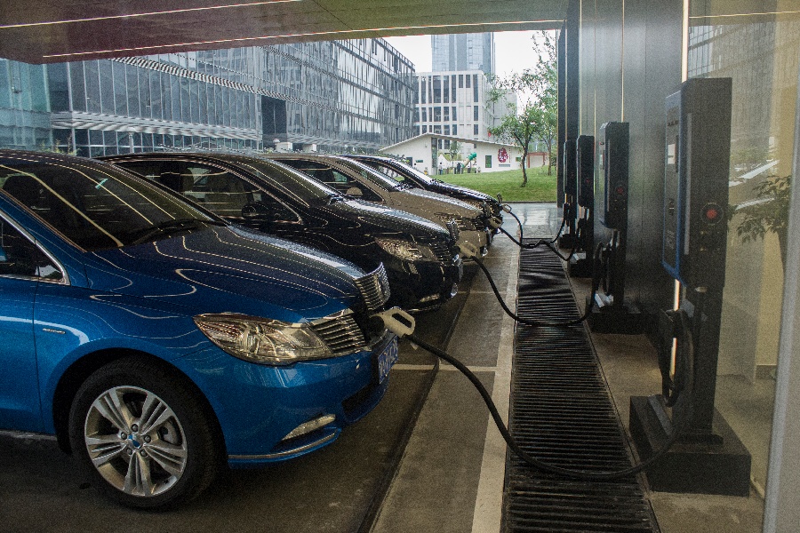 Fotovoltaico integrato, accumulo e ricarica: una soluzione energetica intelligente per affrontare le sfide della ricarica nell'era dei veicoli elettrici